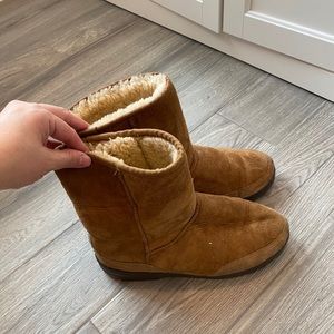 COPY - Ugg. Mens Size 7. Lots of life to them.